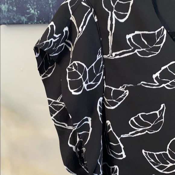 🤯 3/$25🤯 Women’s Blouse - Picture 3 of 3